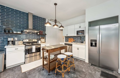 German Village House | German Charm Suites Sleeps 8!