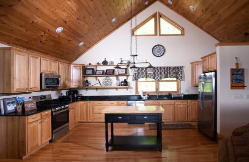 Wolf Laurel House | Get-away Cabin Hot Tub Sunsetmtn Views,asheville