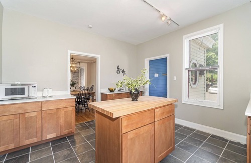 Gettysburg House | Gettysburg Home sleeps 10 with parking and Game Room. Just off the square.