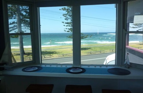 Bulli Apartment | GETWUNTOO on beautiful Sandon Point beach Bulli . Entire Top floor of house