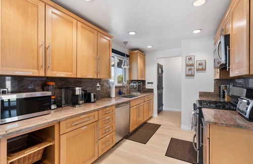 Garden Grove House | GG1-Korean Town Retreat Haven with Golf Course