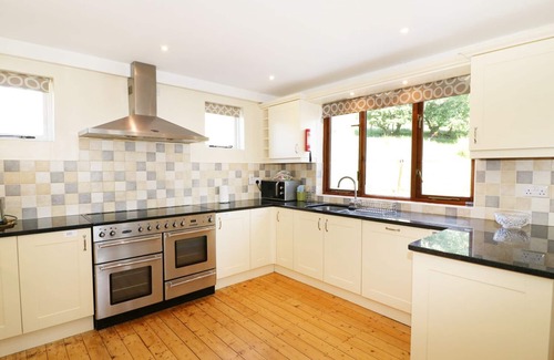 Kendal Cottage | GHYLL BANK HOUSE, pet friendly, character holiday cottage in Staveley