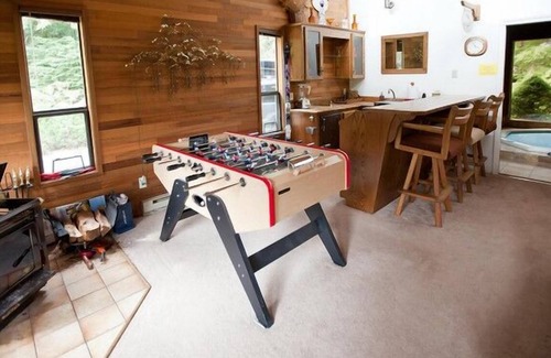 Glacier House | Giant House with 4BRs, Bar Area, Hot Tub, WiFi, Sunny Patio,+ More! Sleeps 10!