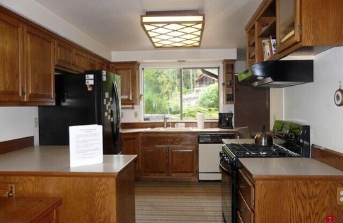 Glacier House | Giant House with 4BRs, Bar Area, Hot Tub, WiFi, Sunny Patio,+ More! Sleeps 10!