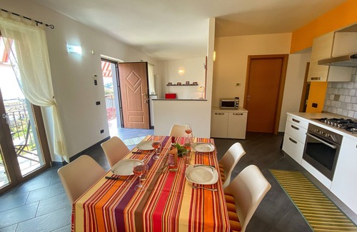 Bodengo Apartment | Giardino-Maria Tulipano Holiday Apartment with Garden and Lake View