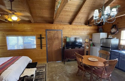 Lakehills Cabin | Giddy Up Cabin in Lakehills