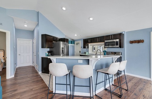 Jackson Cottage | Gilletts Lake Getaway: Central Heating, Comfort & City Adventures Await