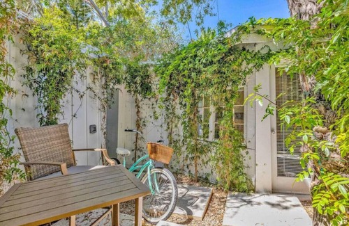 Santa Barbara Apartment | Gillian`s Cottage Room (dog friendly)