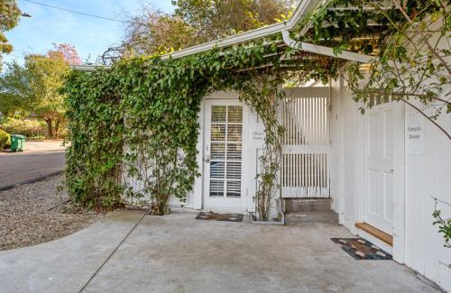Santa Barbara House | Gillians Room- Pet Friendly