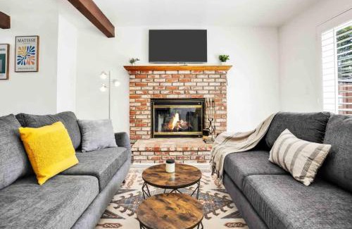 Reseda House | Gilmore Grove in Reseda