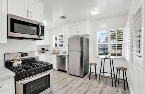 Reseda House | Gilmore Grove in Reseda