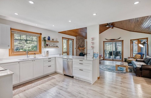 Gimli Cottage | Gimli Lakefront Cottage