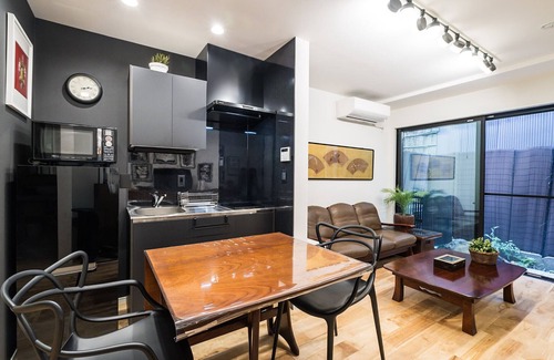 Komatsucho Ski Chalet | Gion Dinosaur