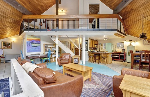 Alyeska House | Girdwood Alyeska Chalet Hot Tub, Sauna, Jet Tub, Pool Table, Sleeps 12, walk2ski