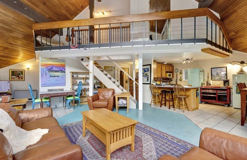 Alyeska House | Girdwood Alyeska Chalet Hot Tub, Sauna, Jet Tub, Pool Table, Sleeps 12, walk2ski