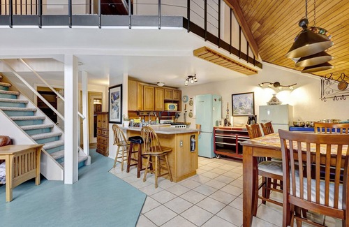 Alyeska House | Girdwood Alyeska Chalet Hot Tub, Sauna, Jet Tub, Pool Table, Sleeps 12, walk2ski