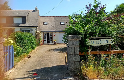 Lanouee Apartment | Gîte "B & B" La Clôture "Josselin a tourist town with beautiful chateau.