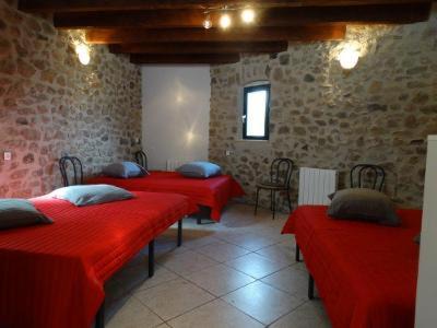 Saint-Julien-Labrousse Hotel | Gite d'étape le code bar