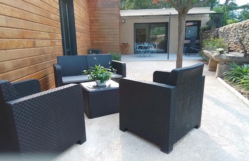 Camaret-sur-Aigues Apartment | Gite d'Emma