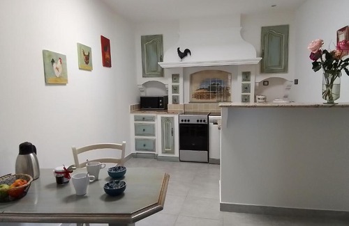 Camaret-sur-Aigues Apartment | Gite d'Emma
