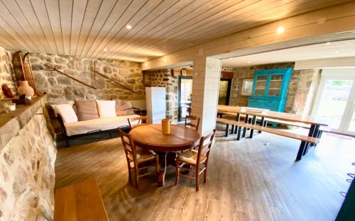 Mazan-l'Abbaye House | GITE DE GROUPE 160m2, 15p, salle de reception, jardin, terrasse