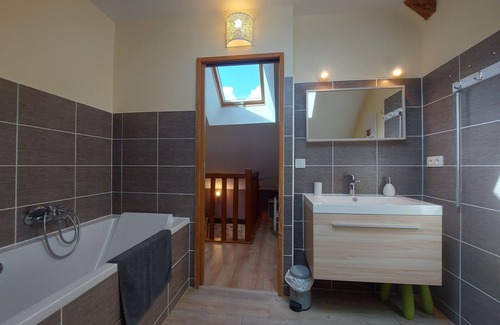 Escorpain Cottage | Gite Escorpain, 4 bedrooms, 11 persons