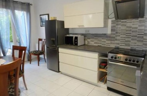 Laree House | Gîte 'Gite Isis' with Private Terrace, Shared Garden and Wi-Fi