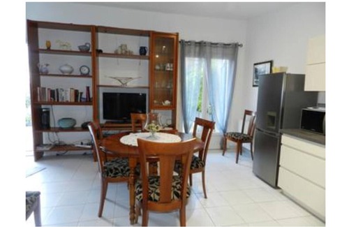 Laree House | Gîte 'Gite Isis' with Private Terrace, Shared Garden and Wi-Fi