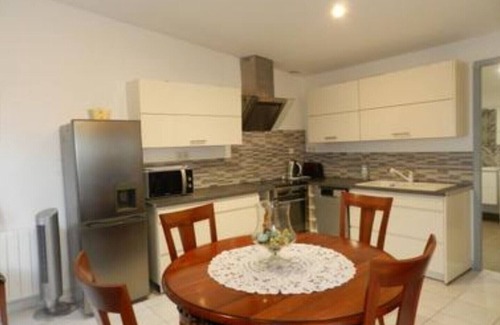 Laree House | Gîte 'Gite Isis' with Private Terrace, Shared Garden and Wi-Fi