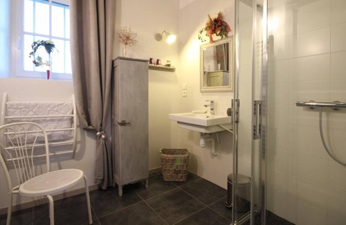 Le Pin-la-Garenne Cottage | Gite Le Pin-la-Garenne, 3 bedrooms, 9 persons