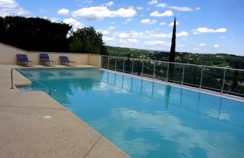 Joyeuse House | gite location climatisé avec Piscine commune en Ardèche
