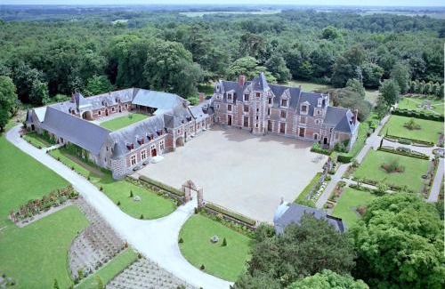 Vernou-sur-Brenne Apartment | GITE LOFT DE 15 PERSONNES AU CHATEAU DE JALLANGES VOUVRAY