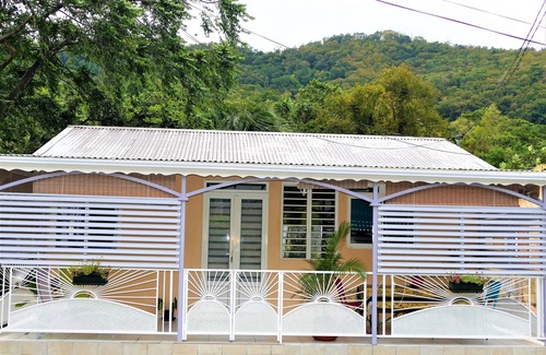 Pointe-Noire House | Gîte Malou, small corner in the countryside