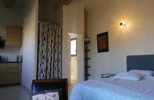 Crespian House | Gite neuf avec accès sauna, bain a remous