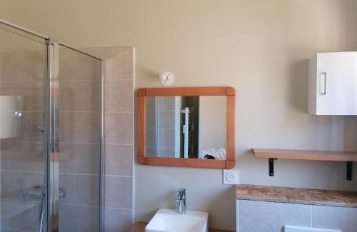Crespian House | Gite neuf avec accès sauna, bain a remous