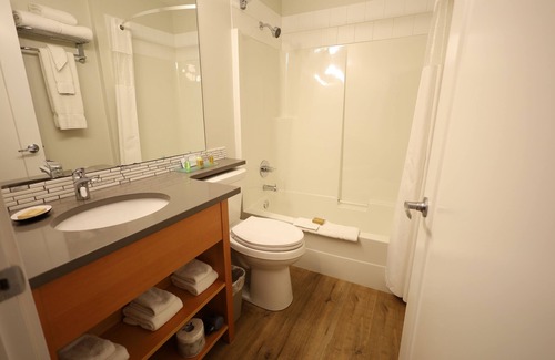 Blue River Hotel | Glacier Mountain Lodge