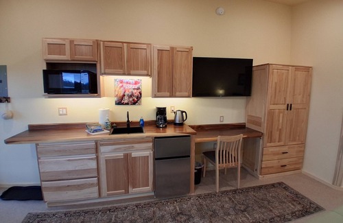 Homer Apartment | GLACIER SUITE, BEACH WALK INN, UPPER LEVEL UNITnFEATURING HOMER'S FANTASTIC VIEW