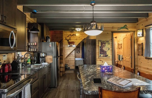 Babb Cabin | Glacier Summit - Spacious, New & Modern Villa Overlooking the Forest & Rockies