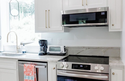 Clarksville Cottage | Glam, Cozy Chateau by Horsehead Lake Wedding Venue, ATV & Hiking, University