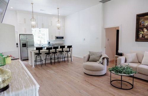 Clarksville Cottage | Glam, Cozy Chateau by Horsehead Lake Wedding Venue, ATV & Hiking, University