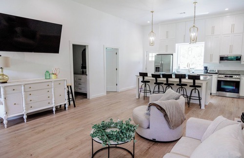 Clarksville Cottage | Glam, Cozy Chateau by Horsehead Lake Wedding Venue, ATV & Hiking, University