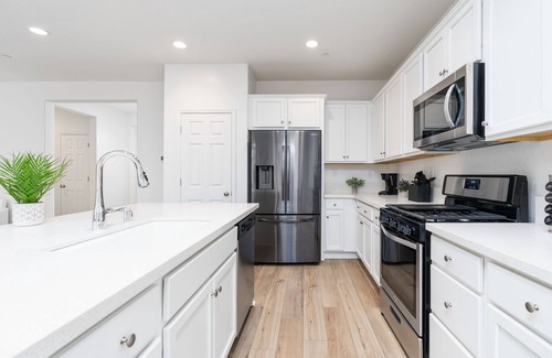 Raisin House | Glamorous Lifestyle Modern Home /Close To Airport