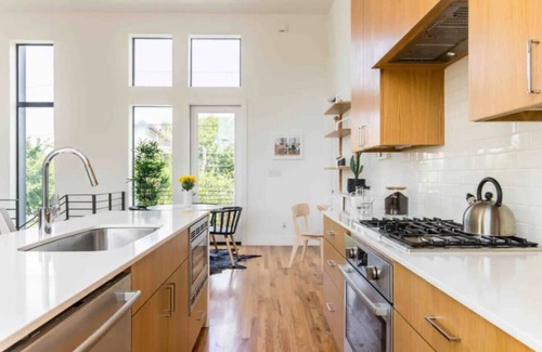 Knox - Henderson House | Glamorous Perfectly Located Deluxe 2 Bed Townhome