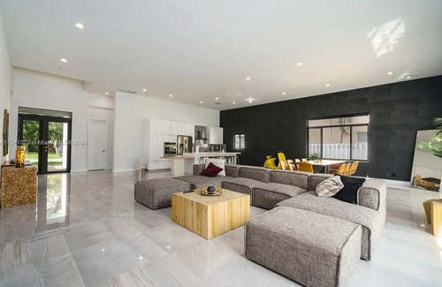Fort Lauderdale Villa | Glamorous Waterfront Canal Home w/Pvt Dock & Pool