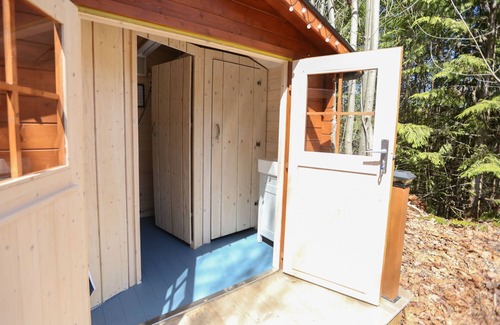 Duncan RV Rental | Glamping Bunkie Cabin Near the Cowichan River
