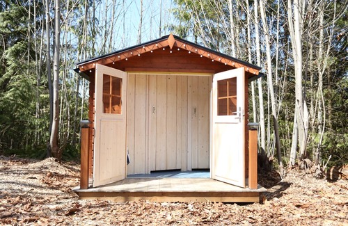 Duncan RV Rental | Glamping Bunkie Cabin Near the Cowichan River