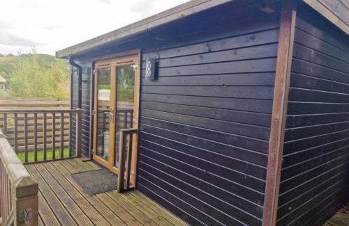 Llanfair Caereinion House | Glamping Hut - Sleeps 2 hot tub & parking