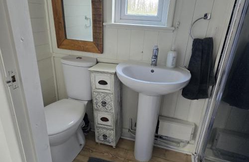 Llanfair Caereinion House | Glamping Hut - Sleeps 2 hot tub & parking