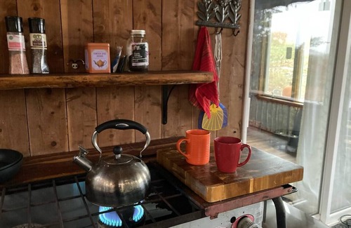 Hartsburg Cabin | Glamping MoonRise Cabin-Serene & Unique off Katy Trail