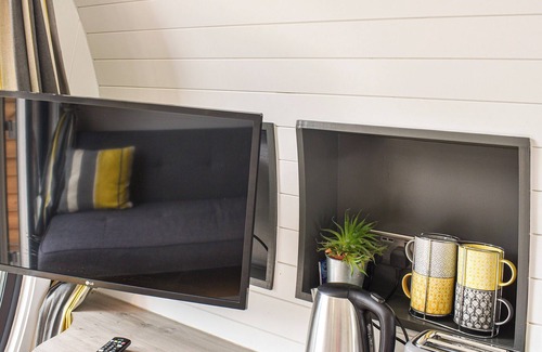 Salen Cottage | Glamping overlooking the loch, with licenced café.